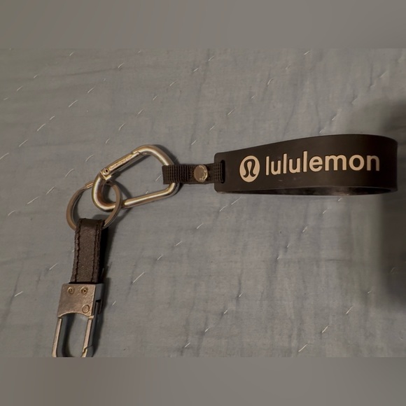 Lululemon athletica silicone blk/chrome keychain w/carabiner, barely used - Picture 7 of 7